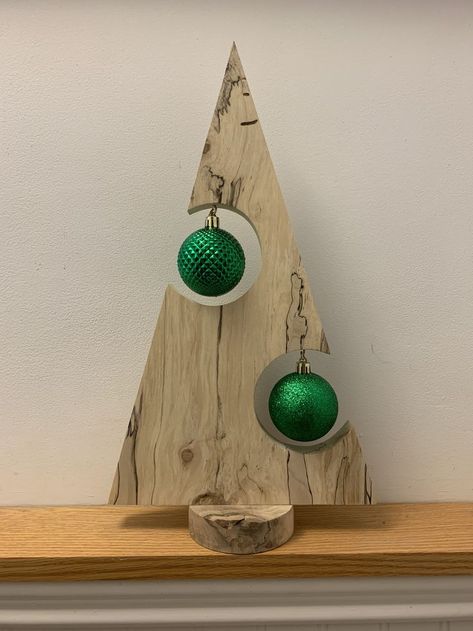 Tre Kunst, Christmas Diy Wood, Wooden Christmas Tree, Wood Christmas Tree, Christmas Wood Crafts, Wooden Christmas Trees, Holiday Crafts Christmas, Christmas Ornament Crafts, Christmas Crafts Decorations