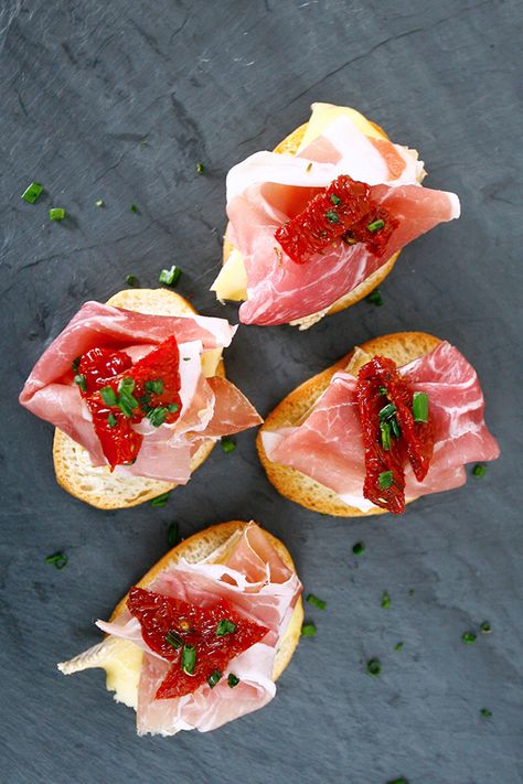 Sun-Dried Tomato & Brie Bruschetta image Brie Bruschetta, Bruchetta Appetizers, Gourmet Toast, Bruschetta Toast, Cheese Pairings, Italian Appetizers, Strawberry Salad, Brie Cheese, Appetizer Ideas