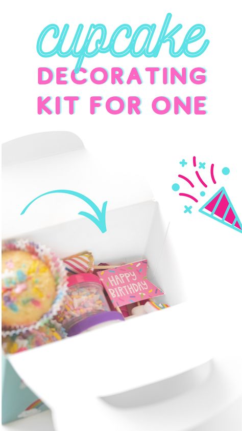 Cute and colorful mini cupcake decorating kits filled with fun sprinkles and frosting. Awesome DIY kits that make perfect birthday gifts. Add a balloon and gift tag to make it extra special. Diy Cupcake Decorating Kits, Mini Cupcake Decorating, Diy Cupcake Kit, Ideas Negocios, Cake Decorating Party, Cookie Decorating Kit, Swirl Cupcakes, Diy Cupcake, Cookie Craft