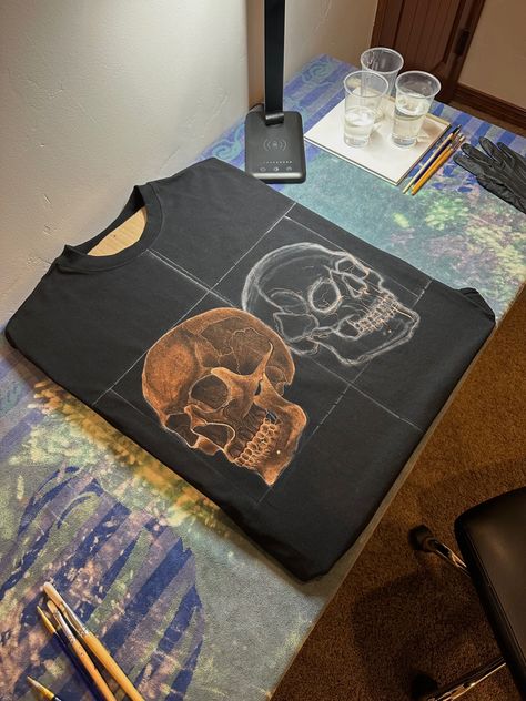 Bleaching Clothes Aesthetic, Bleach Skull Hoodie, Bleach Paint Shirt Ideas, Bleach T Shirt Art, Bleach Shirt Design Grunge, Bleach Tshirt Designs Grunge, Bleach Diy Clothes, Bleach Art Shirts Design, Bleach Painted T Shirt