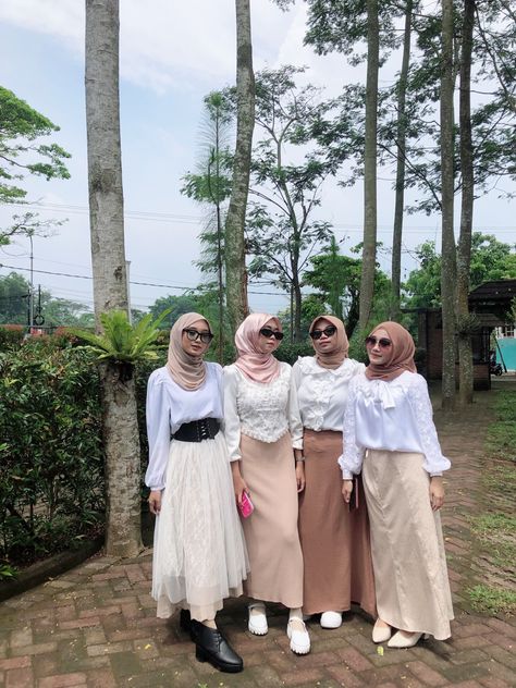 Ootd Yearbook, Outfit Vintage Hijab, Vintage Hijab, Outfit Ideas Hijab, Garden Party Outfit, Yearbook Ideas, Tutorial Hijab, Year Book, Casual Hijab