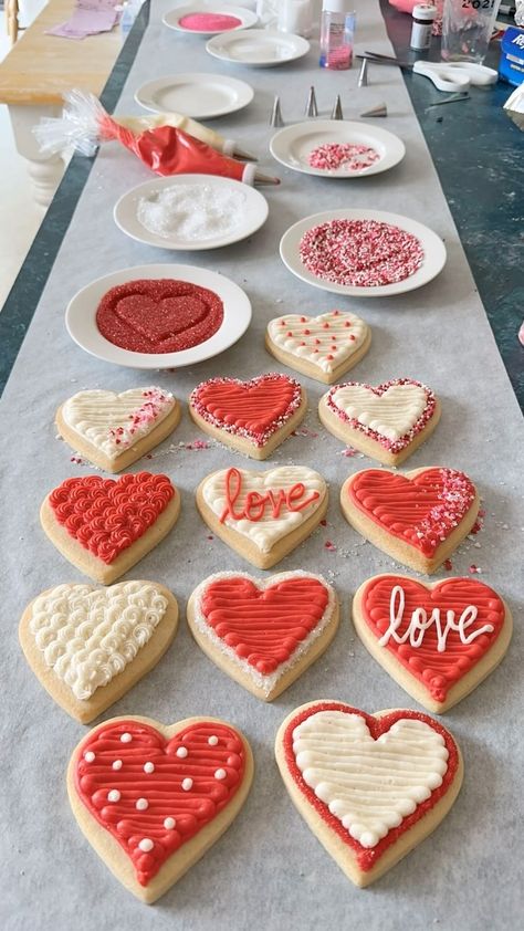 BEAUTIFUL and SIMPLE buttercream flower cookies! I used wilton tips 10 (daisies) and 1M (roses), knife and icing colors to create these. 🌼💗 | Instagram Valentine Cookies With Buttercream Icing, Valentines Cookies Decorated Ideas Buttercream, Valentines Cookies Buttercream, Buttercream Cookie Designs, Valentines Buttercream Cookies, Cupcake Sugar Cookies Decorated, Valentine Cookies Decorated Buttercream, Valentines Day Bakery, Butter Cream Cookies