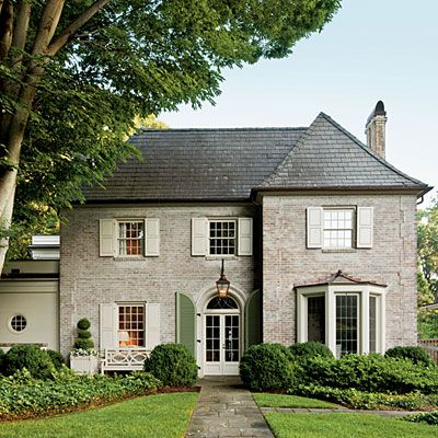 Modern Georgian Home | Architects Paul Bates and Jeremy Corkem of Bates Corkern Studio bring life back to a traditional 1920s Charlotte, North Carolina, home. Modern Georgian, Homes Exterior, House Of Beauty, Casa Exterior, Georgian Homes, Pool Design, Painted Brick, University Campus, Exterior Brick