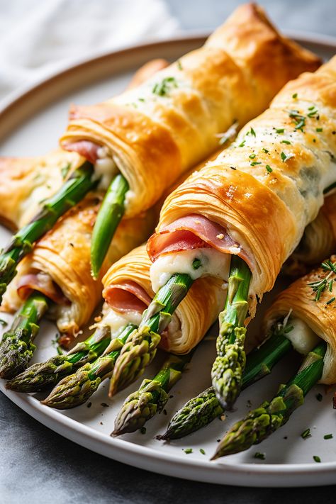 Asparagus Wrapped In Prosciutto And Puff Pastry, Brie Asparagus And Prosciutto Bundles, Phyllo Wrapped Asparagus, Asparagus Prosciutto Puff Pastry, Asparagus Prosciutto Appetizer, Summer Christmas Food Ideas, Gourmet Appetizers Fine Dining, Cooked Prosciutto, Pastry Wrapped Asparagus