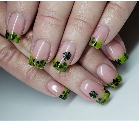 Green clover nails st. Pat Capsulated Nails, Clover Nails, My New Haircut, Green Clover, Face Makeup Tips, Nail Design Ideas, Clover Green, New Haircuts, Four Leaf