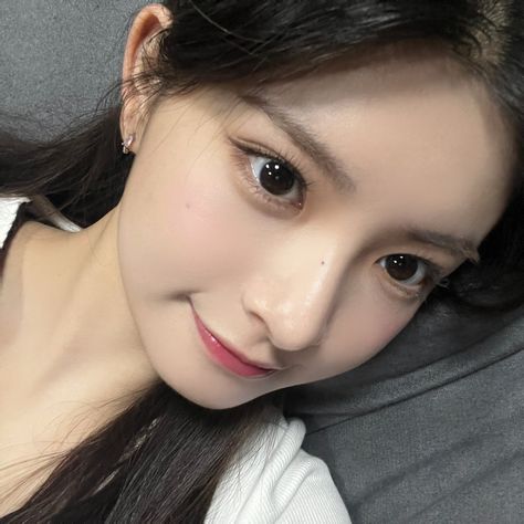 yiren everglow Yiren Everglow, Girl General, Anna Kim, Starting From The Bottom, Kpop Girl Groups, Instagram Update, Cute Icons, God Bless, Kpop Girls