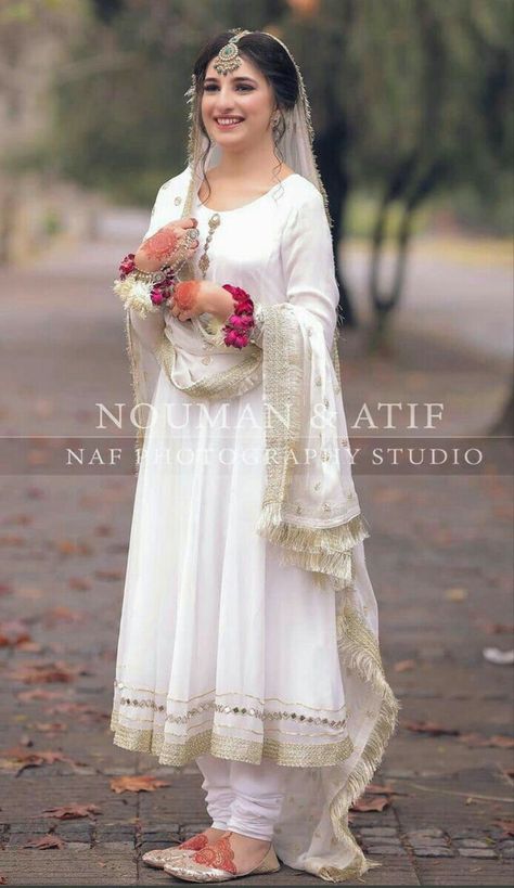 Nikkah Dress Pakistani White Simple, Simple Nikah Outfit Pakistani Bridal, Nikah Dress Pakistani Brides Simple, Nikkah Dress Pakistani White, Nikha Dresses Pakistani White, Bridal Sister Dresses Pakistani, Nikkah Dress For Sisters, Dholki Dress, Nikah Dress Pakistani