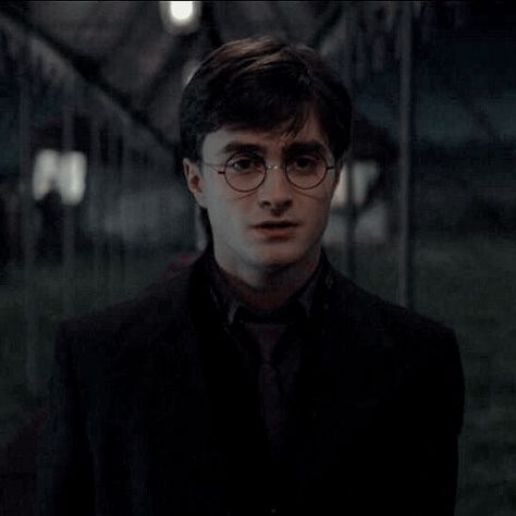 Harry James Potter Deathly Hallows, Ron Weasley Hermione Granger, Deathly Hallows Part 1, Daniel Radcliffe Harry Potter, Hogwarts Dr, Harry Potte, Harry Potter Deathly Hallows, Harry Potter Icons, Harry Potter Gif