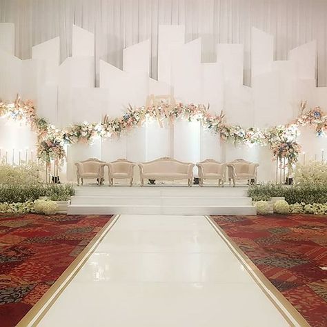 Jessica Christina Hardi (@jeshar) • Instagram photos and videos Indoor Wedding Decorations, Wedding Gate, Decoration Buffet, Wedding Stage Backdrop, Wedding Hall Decorations, Reception Backdrop, Wedding Reception Backdrop, Wedding Background Decoration, Wedding Stage Design