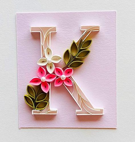 Friendship Gifts Diy, Quilling Gifts, Quilled Heart, Quilling Alphabet, Quilling Letters, Initial K, Paper Quilling For Beginners, Paper Quilling Cards, Paper Art Sculpture