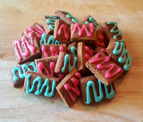 Gourmet Horse Treat Recipe: Bridle Bites Horse Cookies Horse Snacks, Horse Cookies Recipes, Homemade Horse Treats, Horse Hacks, Pony Ideas, Cake Paris, Horse Birthday Cake, Animal Treats, Pet Treats Recipes