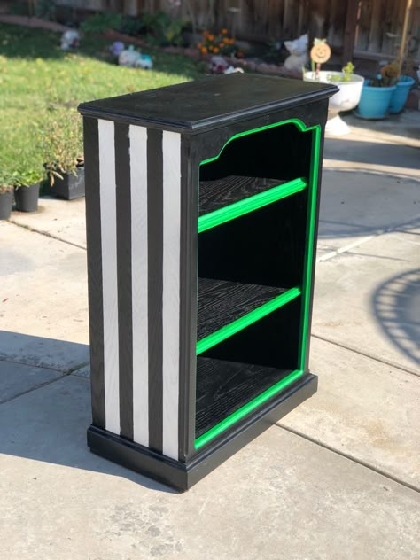 Beetlejuice bookcase, phienixx designs, #diygothicdecor #diygothicfurniture Gothic Repurposed Furniture, Beetlejuice Decor Home, Beetlejuice Bed, Beetlejuice Furniture Diy, Diy Tim Burton Decor, Halloween Painted Furniture, Beetlejuice Bedroom Ideas, Beetlejuice Room Decor, Beetlejuice Nursery