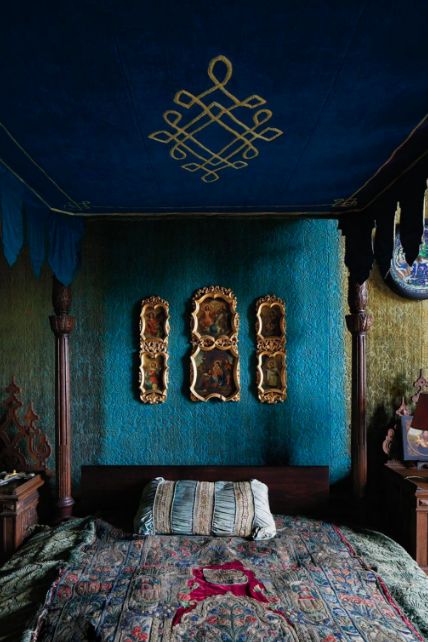 Peacock Green Enchanted Living Room, Devotional Paintings, Maximalist Bedroom, Teal Bedroom, Victorian Bedroom, Portrait Editorial, Four Poster Bed, How To Dress A Bed, Blue Room