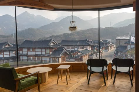 Get A Breathtaking View Of Eunpyeong Hanok Village From This Cafe in Seoul Seoul Cafe Design, Eunpyeong Hanok Village, Hanok Village Seoul, Hanok Village Aesthetic, Korea Cafe Aesthetic, Seoul Cafe Aesthetic, Hanok Cafe, Cafe View, Seoul Aesthetic