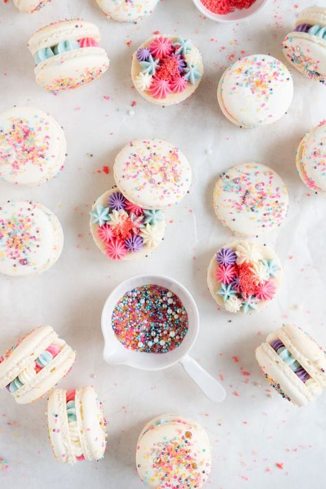 New Year's Macarons with Vanilla Bean Swiss Meringue Buttercream and Pop Rocks. Light, sparkly, and perfect for ringing in the new year. Fairy Themed Party Food, Sereal Sarapan, Macaron Template, Macaroon Cookies, Fancy Sprinkles, Macaron Flavors, Macaron Cookies, Macaroon Recipes, New Year's Food