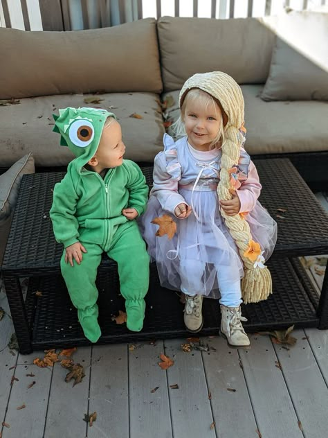 There is nothing like a homemade Halloween costume! I love to get some inspiration and then create my kiddos costumes the way I want them to be! I absolutely LOVE making this Rapunzel and Pascal sibling costume for my little ones! BLOG POST COMING SOON! Toddler Pascal Costume, Rapunzel And Lizard Costume, Family Rapunzel Halloween Costumes, Diy Pascal Costume Baby, Family Of 4 Disney Halloween Costumes, Diy Pascal Costume, Rapunzel Family Costume, Rapunzel And Pascal Costume, Siblings Halloween Costumes