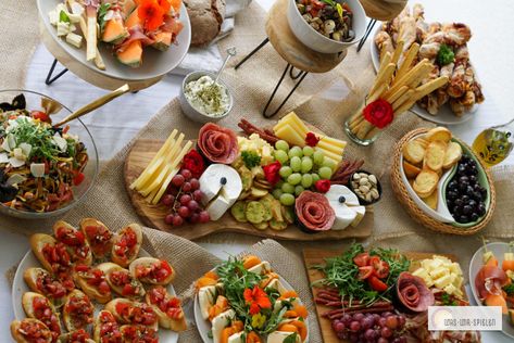 Italian Buffet Decor, Italian Style Buffet, Italian Apertivo Party, Italian Buffet Ideas, Italian Apertivo Bar, Italian Buffet, Buffet Party, 30th Party, Italian Dinner