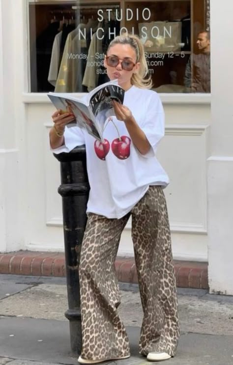 Italian Summer Outfits, Leopard Print Outfits, Animal Print Pants, Leopard Pants, European Summer Outfits, Vintage Cherry, Fall Mood, Print Pants, Mode Inspo