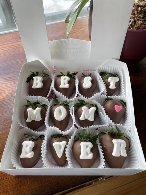 Mothers Day Box Ideas Food, Mom Chocolate Covered Strawberries, Chocolate Covered Strawberries For Best Friend, Chocolate Covered Strawberries For Grandma, Mothers Day Baking Ideas, Chocolate Covered Strawberries Mom Birthday, Mothers Day Strawberries Boxes, Mother’s Day Chocolate Covered Strawberries, Mother’s Day Strawberries