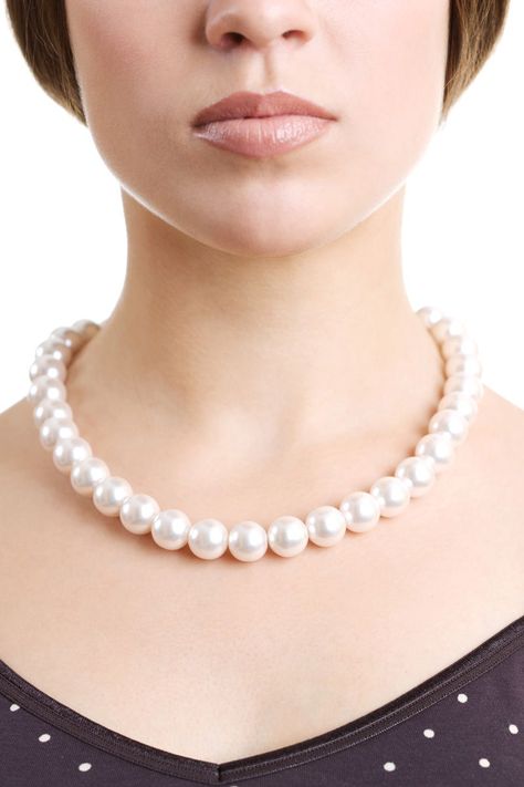 Pearls are one of the most expensive jewelries known today and they come in many sorts of designs and shapes. There are simple pearl necklaces that are also inexpensive but don't expect good quality. Pearl necklaces go perfectly with casual outfits, bridal gowns, baroque dresses, and for wedding ceremonies. Baroque Dresses, Most Expensive Pearl, Outfit With Pearls, Most Expensive Jewelry, Baroque Pearls Necklace, Baroque Dress, Hope Diamond, Simple Pearl Necklace, Tahitian Black Pearls