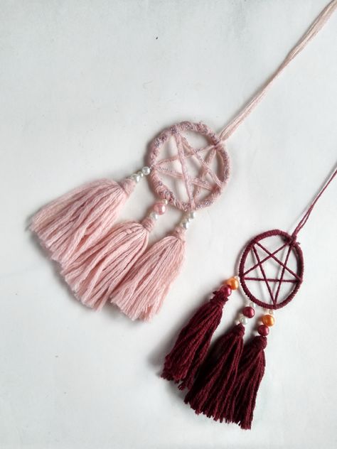 DIY dreamcatcher pendant » Everblossom Diy Pentagram Necklace, Easy Witchy Crafts, Easy Dream Catcher Diy, Pentagram Dreamcatcher, Takken Decor, Witchcraft Diy, Diy Dreamcatcher, Dreamcatcher Diy, Atrapasueños Diy