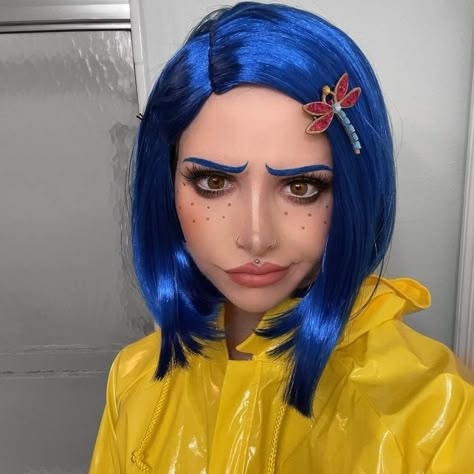 Womens Coraline Costume, Coraline Dress Up, Blue Haired Costume Ideas, Cute Disney Halloween Costumes For Women, Coralina And Wybie Costume, Coralina Halloween Costume, Artistic Makeup Ideas Halloween, Halloween Makeup Coraline, Caroline Makeup Halloween