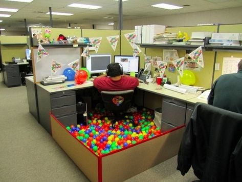 29 Things You Learn At Your First Real Job - ball pit might be happening at my desk... soon... :) Birthday Pranks, Office Cube, Office Pranks, Cubicle Decor Office, Halloween Office, Office Birthday, Office Cubicle, Cubicle Decor, Bored At Work