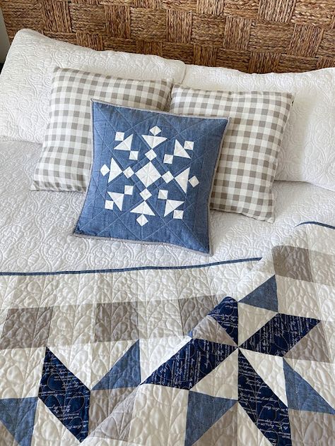 Free block pattern: Snazzy Snowflake Snowflake Quilts, Snowflake Quilt, Snowflake Pillow, Quilt Christmas, Quilt Pillow, Sew Projects, Quilt Block Patterns Free, Straight Line Quilting, Holiday Quilts