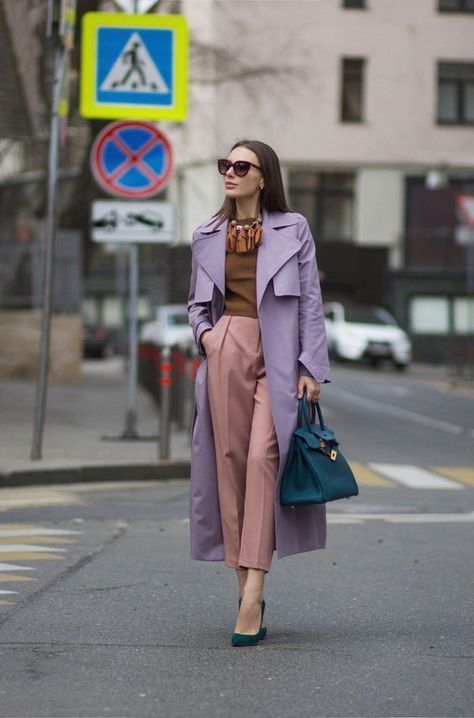 Be still my heart! This colour combo!!! Lilac trench?! Amazing Style Casual Chic, Color Blocking Outfits, Color Combinations For Clothes, فستان سهرة, 가을 패션, Inspiration Mode, Colourful Outfits, Style Chic, Mode Inspiration