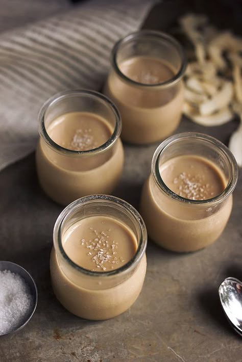 Salted Caramel Coconut Panna Cotta / Tasty Yummies Pudding Photography Styling, Blush Styles, Coffee Panna Cotta, Dessert Styling, Coconut Panna Cotta, Caramel Coconut, Panna Cotta Recipe, Paleo Recipes Dessert, Vegan Coconut