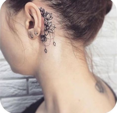 35 Behind The Ear Tattoos That Are Low-key Gorgeous Tattoo Plume, Nature Mandalas, Behind Ear Tattoos, Tattoo Nature, Neck Tattoos Women, Men Tattoos, Neck Tattoos, Cute Tiny Tattoos, Cute Small Tattoos