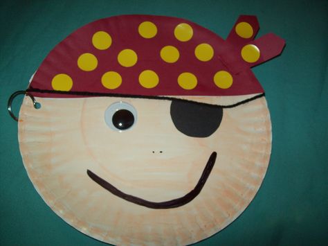 Paper Plate Pirate Craft for kids. Pirate Preschool, Pirate Theme Classroom, Pirate Unit, Pirate Classroom, Pirate Activities, Pirate Crafts, Pirate Day, Pirate Art, Plate Crafts