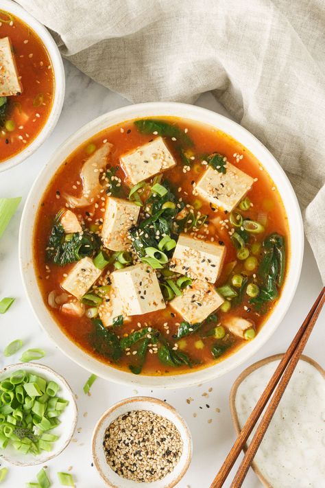 A bowl of tofu soup garnized with chopped green onions, sesame seeds, and chili flakes. Tofu Soups, Healthy Rice Noodles, Soft Tofu Soup, Drinking Healthy, Easy Tofu, Protein Soups, Tofu Soup, Healthy Soups, Prep Recipes