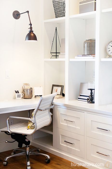 I like the small bottom shelves and the rest of the wall as open storage. Corner Built In, Home Office Built Ins, Office Built Ins, Corner Desk Office, Built In Cabinet, Corner Office, Office Nook, Desk Inspiration, Built In Cabinets