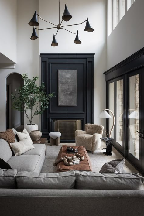 Moody Interior Design, Moody Living Room, Black Accent Walls, Traditional Modern, Contemporary Living Room, Interior Design Tips, Interior Design Trends, Interior Design Styles, Luxury Interior Design