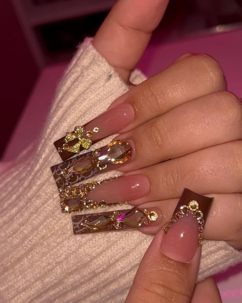 puro christian dior ⭐️⭐️ - nails for an amazing nail tech @nailedbypaolla <3 - - follow @setsbyevelyn for more 🎀 - if recreated pls tag <3 - - - #nailstagram #fallnails🍁🍂 #brownnails #explorepage * #explorepage #exploremore #explorepage * #exploremore #explorepage #exploremore #nailsofinstagram #nailsofinstagram #blingnails #blingnails #nailsofinstagram #nailsofinstagram #naildesign #exploremore #explorepage #setsbyevelyn #323 Brown Long Nails, Gold Nail Set, Dior Nails, Gold Nail, Brown Nails, Bling Nails, Cute Nail Designs, Nail Tech, Long Nails