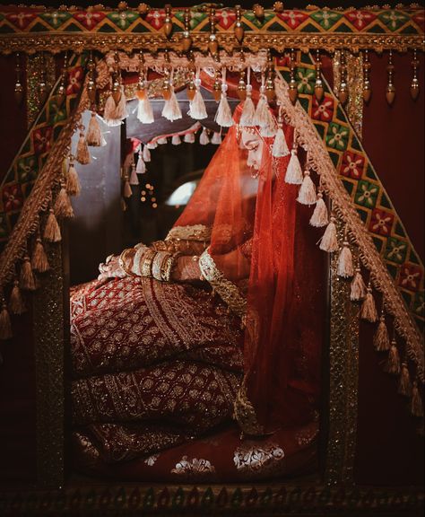 Doli Entry Bride, Royal Bride Entry Indian Wedding, Wedding Palki, Palki Design, Doli Decoration, Royal Indian Wedding, Royalcore Aesthetic, Bride Collection, Bridal Entry