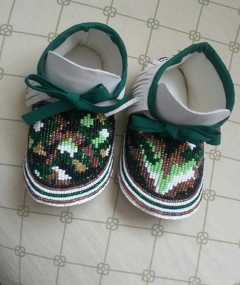 Beaded Baby Moccasins, Southwestern Christmas Ornaments, Caribou Tufting, Southwestern Christmas, Powwow Outfits, Baby Moccasin Pattern, Baby Mocs, Native American Moccasins, Beaded Medallion