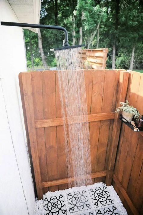 How To Make An Outdoor Shower With A Hose Diy Grill Table, Diy Outdoor Shower Ideas, Outdoor Shower Ideas, Outside Showers, Outdoor Shower Enclosure, Outdoor Shower Diy, Outdoor Showers, Pool Shower, Painted Patio