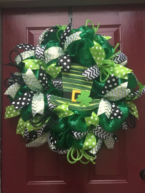 Wreaths St Patricks, Wreath Project, Deco Wreaths, St Patrick's Day Decorations, St Patrick's Day Crafts, St. Patricks Day, Seasonal Wreaths, Pot Of Gold, Décor Diy