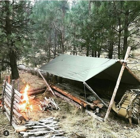 Camping Ideas For Couples, Primitive Houses, Casa Hobbit, Bushcraft Shelter, Camping Shelters, Bushcraft Skills, Survival Life Hacks, Bushcraft Camping, Survival Shelter