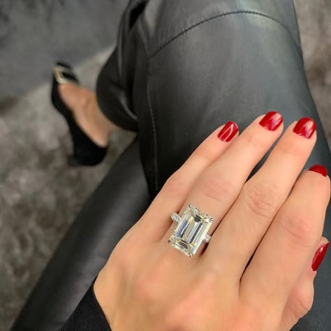 Classy Engagement Ring, Most Beautiful Engagement Rings, Dream Wedding Ring, The Bling Ring, Future Engagement Rings, Modern Engagement Rings, Gorgeous Engagement Ring, Emerald Engagement Ring Cut, Gowns Wedding