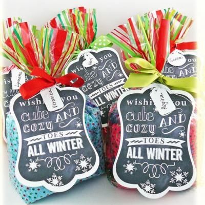 A cute tag to go with a package of cute socks. Cozy Toes Free Printable {frugal Christmas presents}  --  Maybe for a Secret Santa. Frugal Christmas, Classy Christmas, Neighbor Gifts, Sock Gifts, Appreciation Gifts, Christmas Printables, Secret Santa, Mary Kay, Homemade Gifts