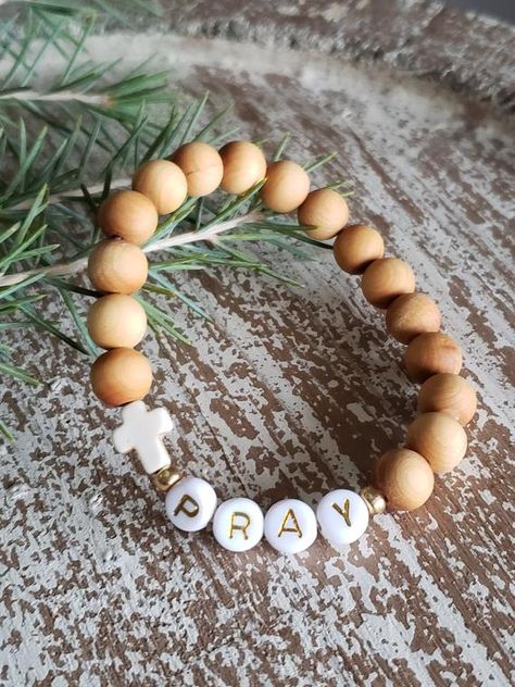 God Bracelet Ideas, Jesus Bracelet Diy, Church Bracelets, Christian Bracelet Ideas, Letter Bracelet Beads Ideas, Pray Bracelet, Bible Necklace, Word Bracelets, Letter Bead Bracelets