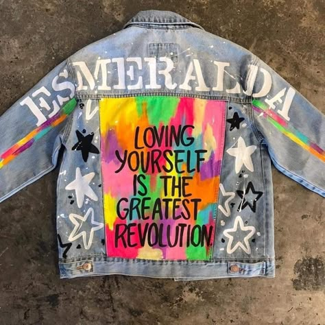 Jeans Jacket Painted, Painted Jean Jacket Ideas, Painted Jeans Jacket, Denim Jacket Diy Paint, Denim Jacket Diy, Jean Jacket Design, Paint Jeans, Painted Jean Jacket, Jacket Diy