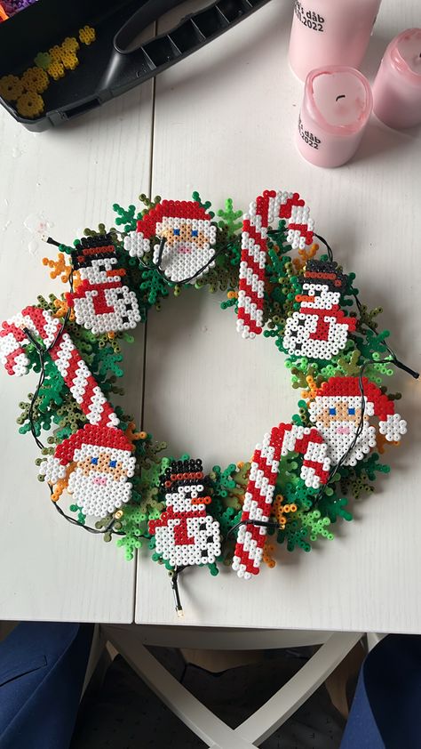 Krans på ståltråd lavet med perler Hama Wreath, Snefnug Med Perler, Perler Bead Christmas, Arts And Crafts For Adults, Diy Beaded Rings, Easy Perler Beads Ideas, Hama Beads Design, Diy Perler Beads, Perler Bead Patterns