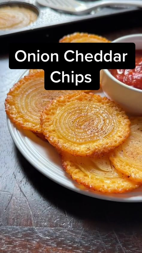 Low Carb Cheesy Onion Ring Chips, Keto Cheese Onion Rings Baked, Cheese Onion Crisps, Onion Cheese Rings, Carb Quick, Finger Foods Low Carb, Recipes With Cornichons, Use Up Onions, Onion Ideas