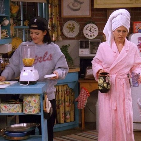 Glamour on Instagram: “There are two types of people on a Sunday... are you a Monica or a Rachel?” Monica Friends, Rachel Green Outfits, Rachel Friends, Friends Best Moments, Friends Cast, Meme Page, Friends Moments, Monica Geller, Friends Series