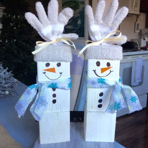 Diy Wood Snowman, Christmas Signs Wood Front Porches, Decorate A Block, Wood Snowman, Fabric Christmas Trees, Diy Snowman, Kitchen Sign, Christmas Wood Crafts, Snowman Crafts