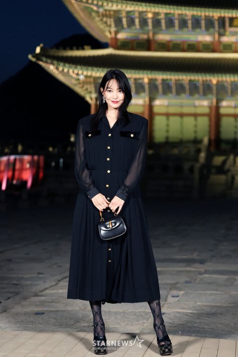 Korean Red Carpet, Shin Min Ah Fashion, Shin Minah, Actress Award, Shin Min Ah, Outfit Dress, Velvet Fashion, Simple Fashion, Korean Idol